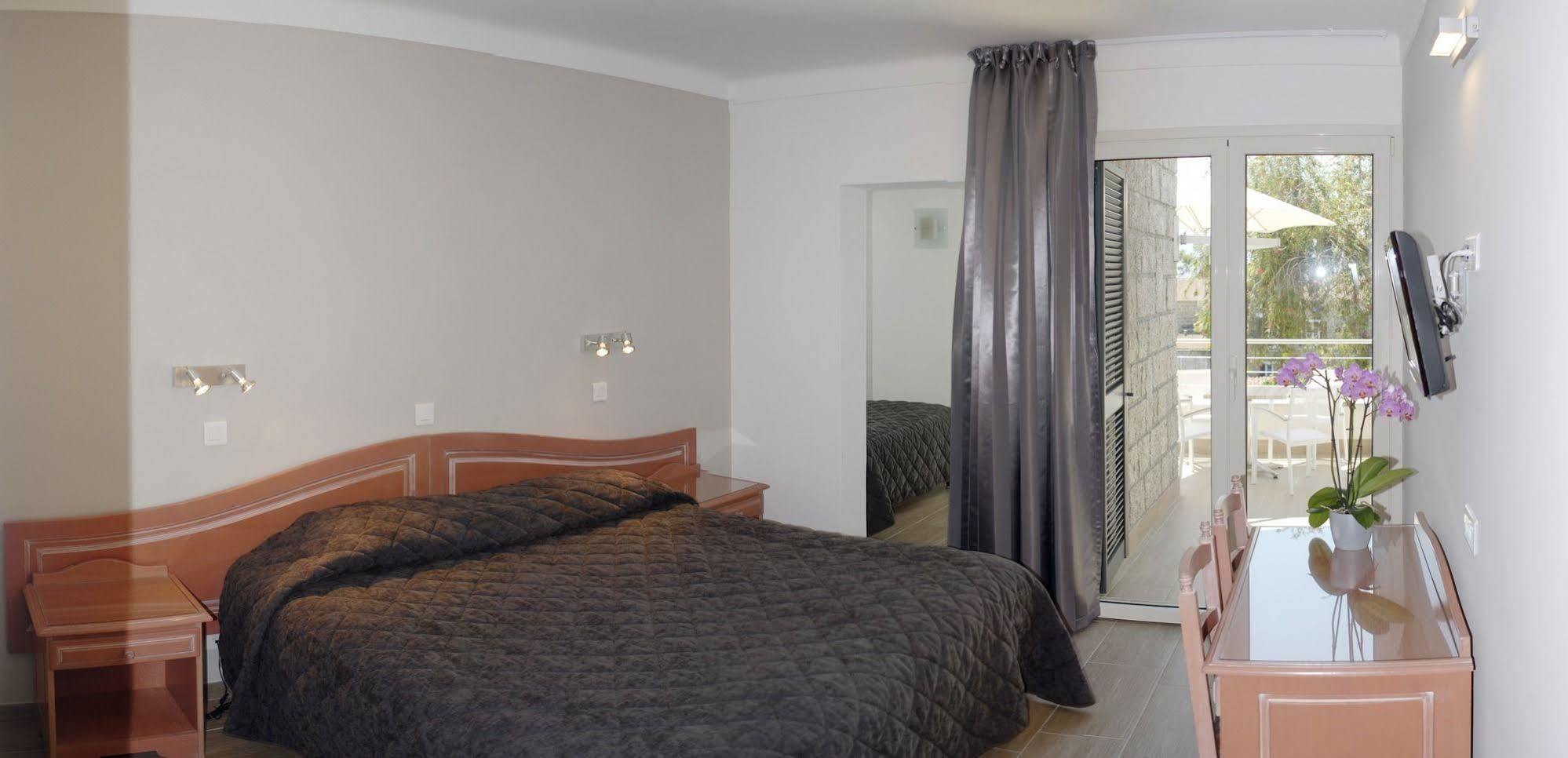 Hotel Les Eucalyptus Порто Поло Екстериор снимка