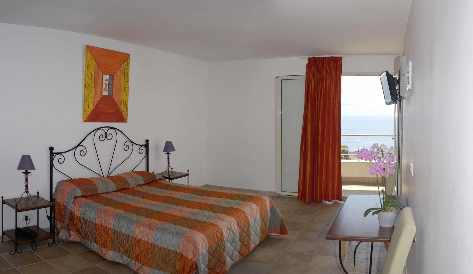 Hotel Les Eucalyptus Порто Поло Екстериор снимка