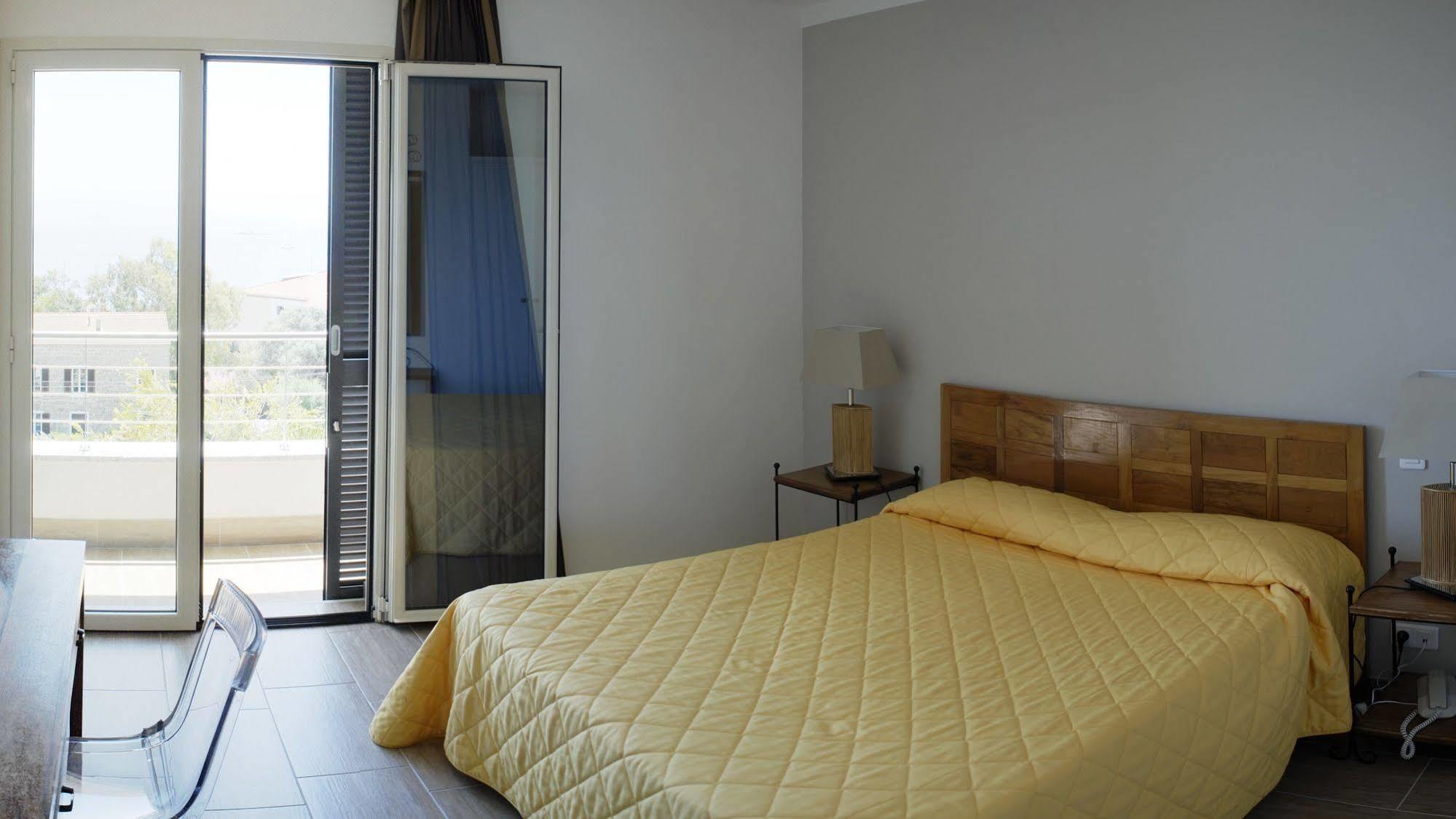 Hotel Les Eucalyptus Порто Поло Екстериор снимка
